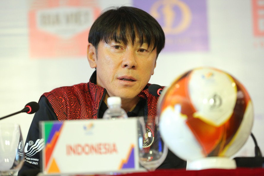 HLV Shin Tae-yong tỏ ra tự tin trong cuộc tái đấu người đồng hương Park Hang-seo tại SEA Games 31. (ảnh Trọng Tài)