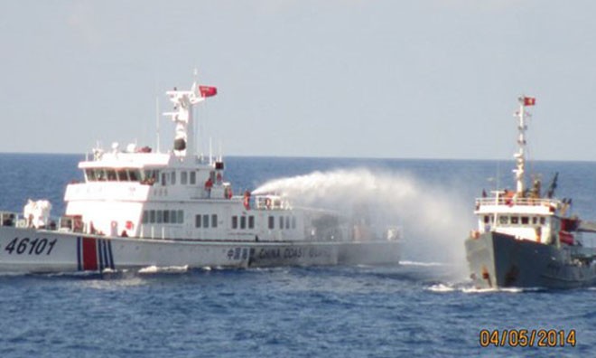 Tàu Trung Quốc dùng vòi rồng phun, uy hiếp tàu Việt Nam. Nguồn: Cảnh sát Biển Việt Nam.