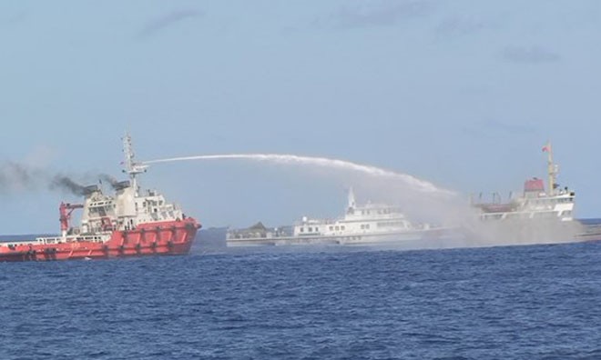 Trung Quốc thường xuyên sử dụng 2-3 tàu kèm 1 tàu Việt Nam để ngăn cản, đâm húc và phun nước áp lực cao.