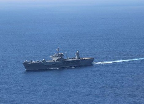 Soái hạm Mỹ chạm trán tàu chiến Trung Quốc trên Biển Đông