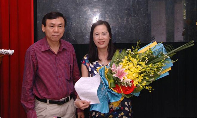 Chủ tịch LĐLĐ TP Hà Nội Trần Văn Thực trao quyết định bổ nhiệm Tổng Biên tập cho bà Lê Thị Bích Ngọc.