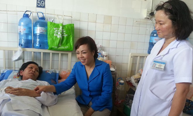 Bộ Trưởng Bộ Y tế thăm và động viên mẹ của Thượng úy Lê Trung Thành- thuyền trưởng tàu CSB 4033. Ảnh: L.N 