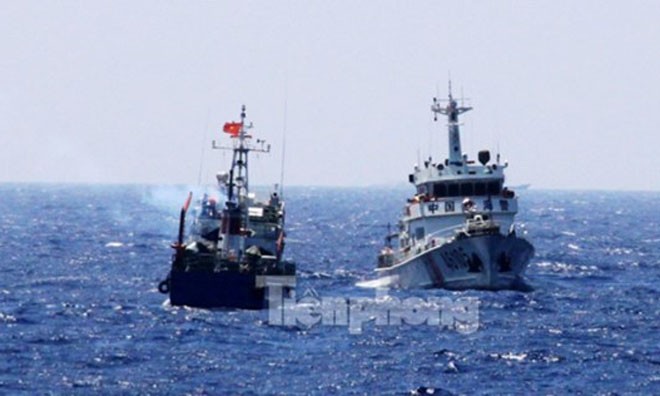 Tàu Trung Quốc luôn theo sát, kèm chặt tàu Việt Nam. Ảnh: Nguyễn Huy