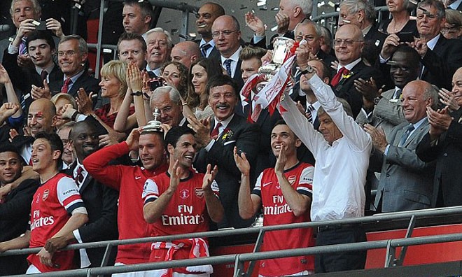 Arsenal giải 'cơn khát' 9 năm 