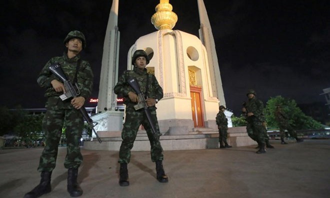 Binh sỹ Thái Lan đứng gác tại Tượng đài Dân chủ ở thủ đô Bangkok. (Nguồn: AP)