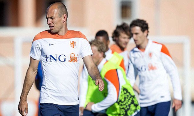 Trong bài phỏng vấn trên De Telegraaf, tiền vệ Arjen Robben thẳng thừng tuyên bố anh không có ý định gia nhập M.U như những tin đồn gần đây.