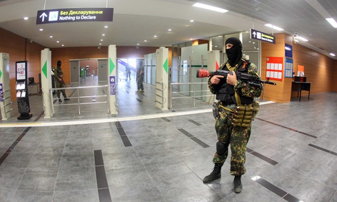 Các tay súng được cho là lực lượng vũ trang của Cộng hòa nhân dân Donetsk chiếm giữ sân bay. 