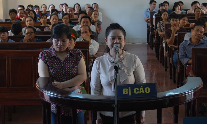 Lê Thị Tuyết Lan Anh (bên trái) và Trần Thị Minh Thu tại phiên tòa.