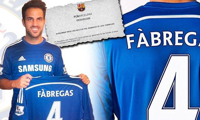 Fabregas khoe chiếc áo xanh của Chelsea