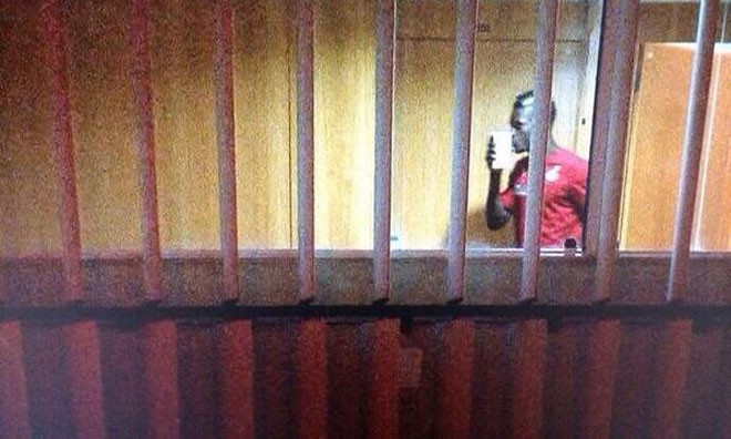 Sốc với hình ảnh cầu thủ Ghana hôn tiền đắm đuối