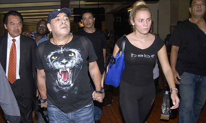 Bồ nhí bị bắt, Maradona quyết đòi quà