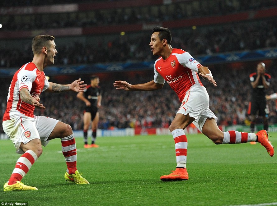 Tân binh dìu Arsenal vào vòng bảng Champions League