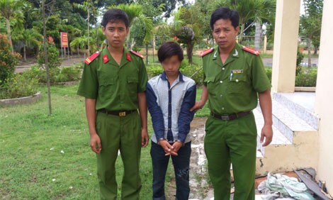 Đối tượng Hận (giữa) đang bị tạm giữ tại Công an huyện Châu Thành A.