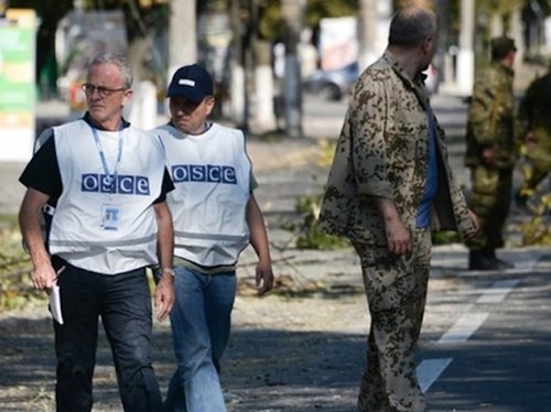 Các quan sát viên OSCE làm nhiệm vụ.