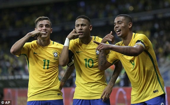 Các cầu thủ Brazil ăn mừng bàn thắng
