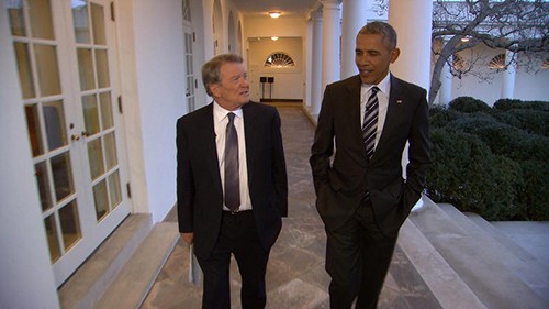Ông Obama và người dẫn chương trình Steve Kroft trong cuộc phỏng vấn sắp lên sóng CBS News. 