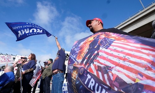 Những người ủng hộ sắc lệnh của Trump biểu tình tại sân bay ở California. Ảnh: Reuters 