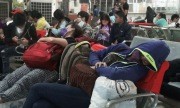 Người dân ngủ ở bến xe khi trở lại Sài Gòn lúc nửa đêm