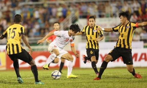 Công Phượng trong vòng vây các cầu thủ U23 Malaysia. Ảnh: Vnexpress
