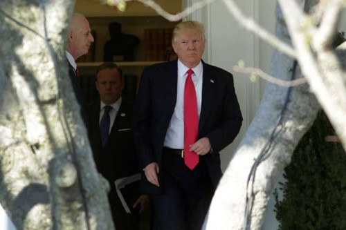 Tổng thống Trump rời Nhà Trắng đi dự hội nghị hôm qua. Ảnh: Reuters 