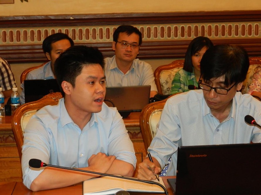 Ông Phan Thành trình bày phương án chợ phiên tại cuộc họp với UBND TPHCM. 