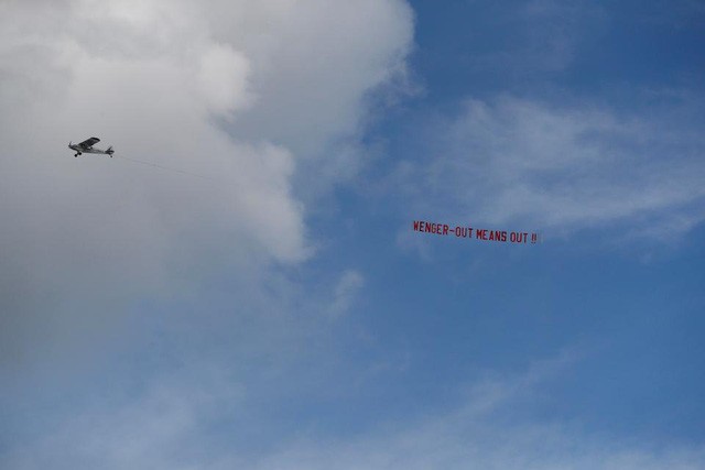 Chiếc máy bay mang theo biểu ngữ kêu gọi HLV Wenger ra đi 