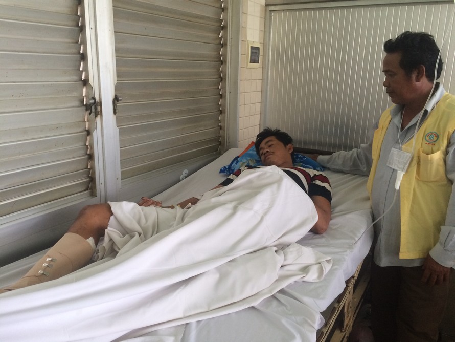 Một trong hai ngư dân bị thương được điều trị tại Bệnh viện Chợ Rẫy.