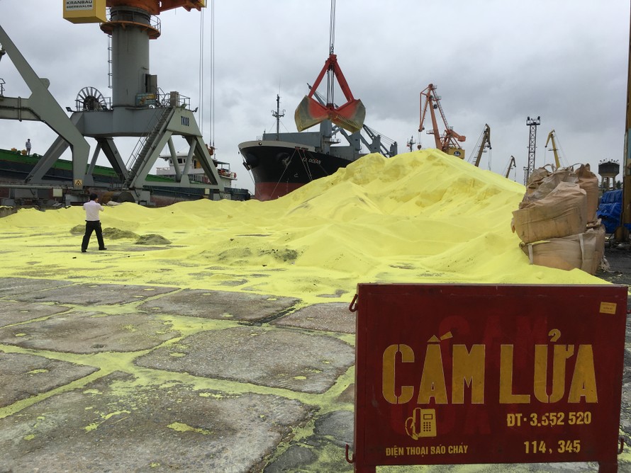 Hàng vạn tấn lưu huỳnh chất thành núi ở cảng Hải Phòng
