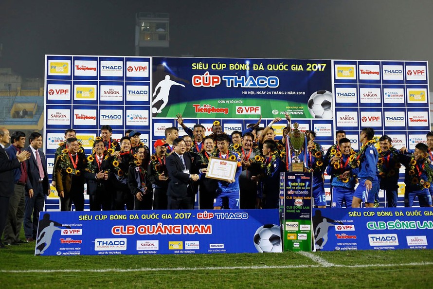 Các cầu thủ Quảng Nam trở thành nhà vô địch Siêu cúp Quốc gia-cúp THACO 2017. Ảnh: Như Ý