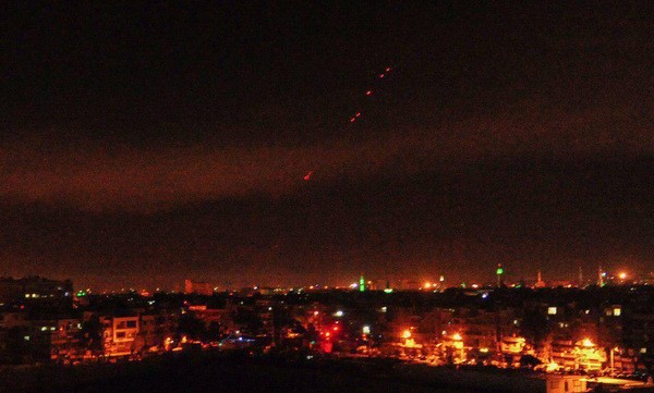 Bầu trời thủ đô Syria xuất hiện nhiều tên lửa phòng không vào rạng sáng 14/4. Ảnh: AP