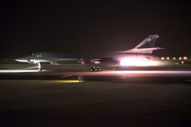 Máy bay B-1B Lancer của Mỹ tham gia không kích. 
