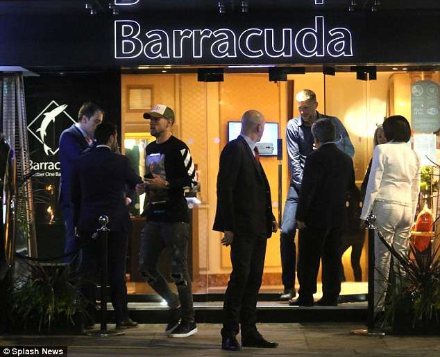 Aaron Ramsey và Per Mertesacker rời khỏi sòng bạc Barracuda lúc nửa đêm