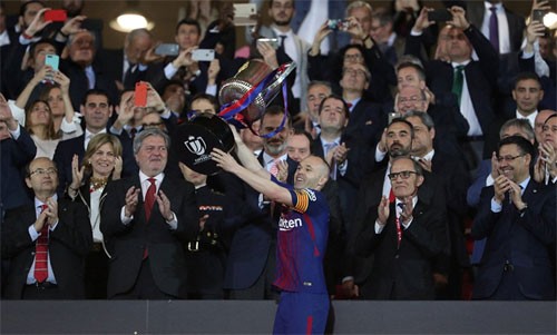 Thủ quân Andres Iniesta nâng cao Cup Nhà vua sau chiến thắng. Ảnh: Reuters
