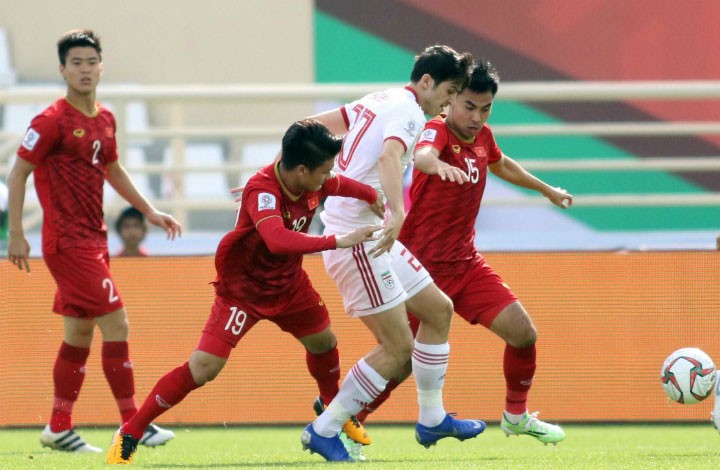 Đức Huy (15) trong một tình huống tranh chấp bóng với cầu thủ Iran. Ảnh: Vnexpress