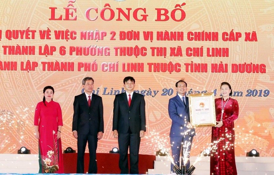 Chủ tịch Quốc hội Nguyễn Thị Kim Ngân trao Nghị quyết thành lập thành phố Chí Linh cho lãnh đạo thành phố. (Ảnh: Trọng Đức/TTXVN)