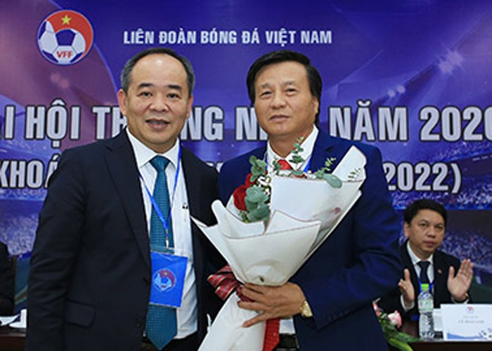 Ông Lê Văn Thành (phải) và Chủ tịch VFF Lê Khánh Hải