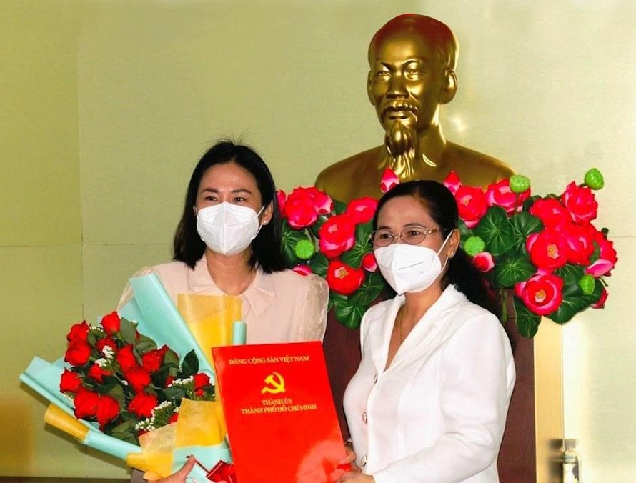 Bà Phạm Thị Thanh Hiền (trái) nhận quyết định công nhận của Ban Thường vụ Thành ủy TPHCM. Ảnh: Thành ủy TPHCM