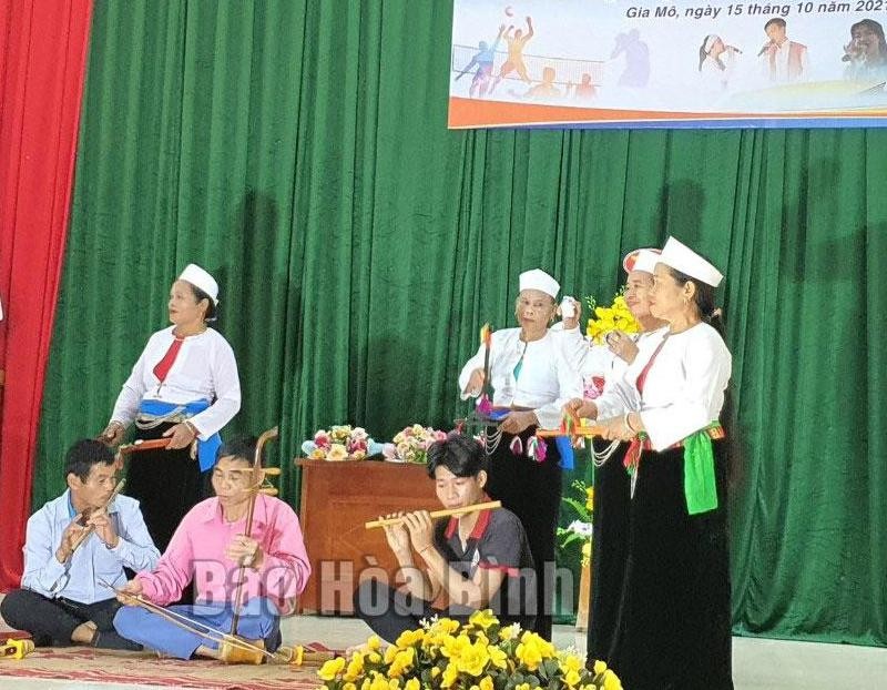 Câu lạc bộ hát đối, thường rang, bộ mẹng xã Gia Mô (Tân Lạc) biểu diễn làn điệu dân ca và nhạc cụ dân tộc trong buổi ra mắt. Ảnh: Báo Hòa Bình
