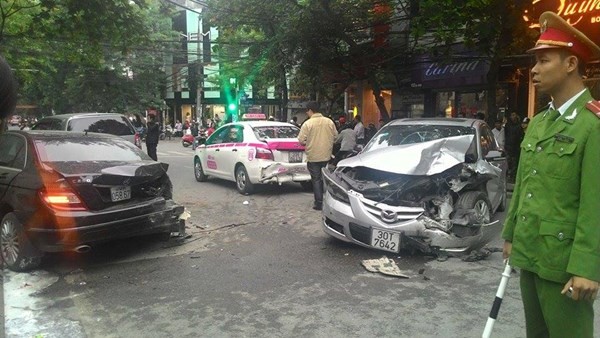 Hiện trường vụ tai nạn trên phố Bà Triệu chiều 9/11
