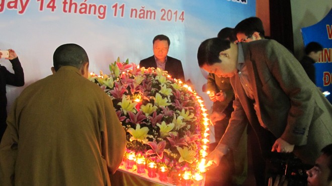 Lãnh đạo UBND TP Hà Nội và Ban An toàn giao thông TP thắp nến tưởng niệm các nạn nhân tử vong do tai nạn giao thông