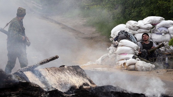 Một trạm kiểm soát của lực lượng tự vệ Sloviansk - Ảnh: Itar-Tass