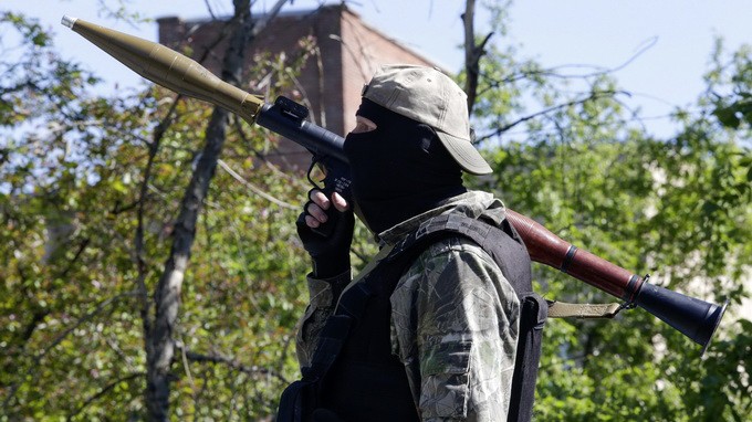 Một tay súng ly khai cầm súng phóng lựu đứng gác ở trung tâm thành phố Donetsk - Ảnh: Reuter