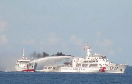 Tàu Trung Quốc dùng vòi rồng tấn công tàu Việt Nam. Ảnh: Bộ Ngoại giao cung cấp