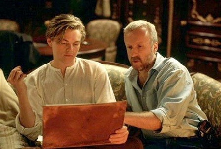 Đạo diễn James Cameron (phải) chỉ đạo Leonardo DiCaprio diễn xuất trong cảnh phim kinh điển 