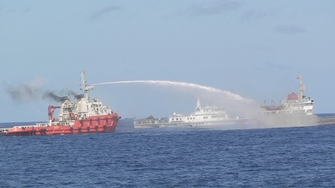 Việc tàu Trung Quốc sử dụng vòi rồng uy hiếp tàu Việt Nam cũng là hành động vi phạm Luật Biển. Ảnh: Cảnh sát biển Việt Nam.
