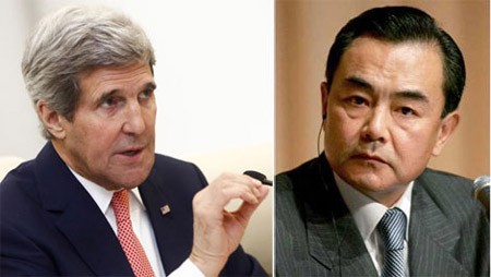 Ngoại trưởng Mỹ John Kerry (trái) và Ngoại trưởng Trung Quốc Vương Nghị.