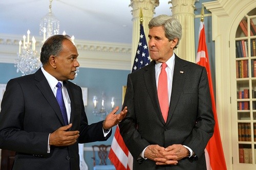 Ngoại trưởng Singapore K. Shanmugam và người đồng cấp Mỹ John Kerry hôm qua trò chuyện tại Washington, Mỹ. Ảnh: Flickr