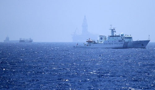 Tàu Trung Quốc dày đặc bảo vệ giàn khoan mà họ hạ đặt trái phép trong vùng đặc quyền kinh tế của Việt Nam. Ảnh: VnExpress