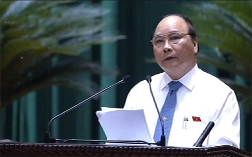 Phó Thủ tướng Nguyễn Xuân Phúc trả lời chất vấn. Ảnh VOV