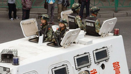 Cảnh sát vũ trang cùng xe tuần tra hạng nặng có mặt ở khu tự trị Duy Ngô Nhĩ Tân Cương - Ảnh:Chinadaily.cn